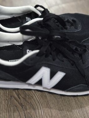 New Balance Black & White Sneakers